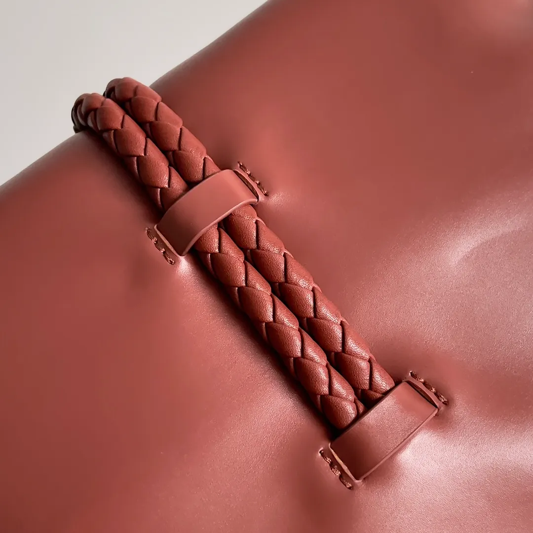 Batch 1520 Inspired by the 1970s, the Bottega Veneta women's logo shoulder bag has a smooth leather surface that brings a clean and handsome feel, just like the neatness and tenacity of a working woman. The front buckle has high-quality hardware pendant body, the overall retro elegance, and the excellent leather feels soft. This Bottega Veneta series can be described as beautiful, weakening the complexity of the outfit, not competing for it, and only using the best quality to interpret itself. Style number: 806030 (small size) Size: 27*16*6cm